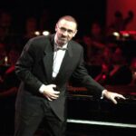 Le pianiste Roger Muraro salue le public, le 12 février 2001, après avoir interprété un morceau à l'occasion de la cérémonie des Victoires de la Musique Classique à Nantes. Muraro a remporté la Victoire du soliste international de l'année.